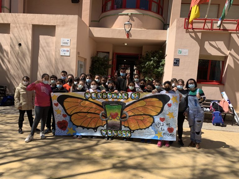 Alumnos de un centro posando con una pintura de nuestro artista, Eduardo.