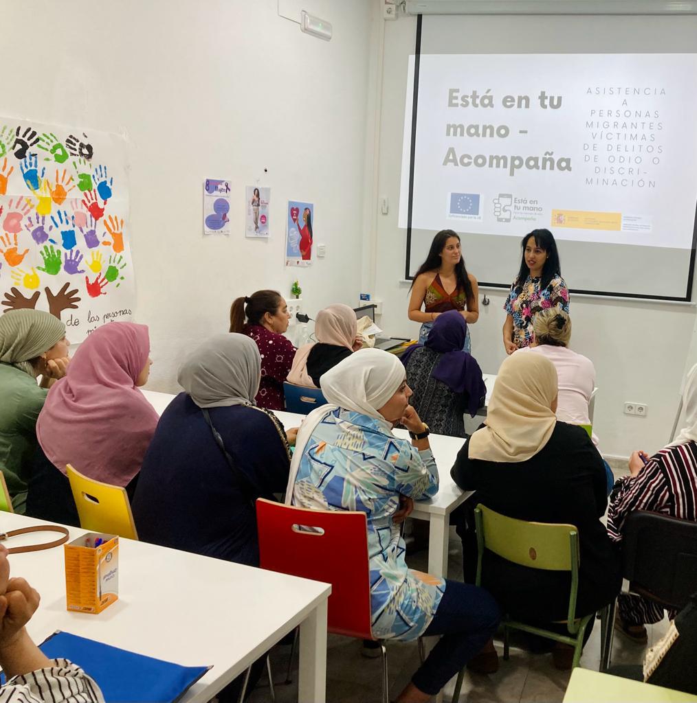 Marina Dólera, educadora social, en uno de los talleres.