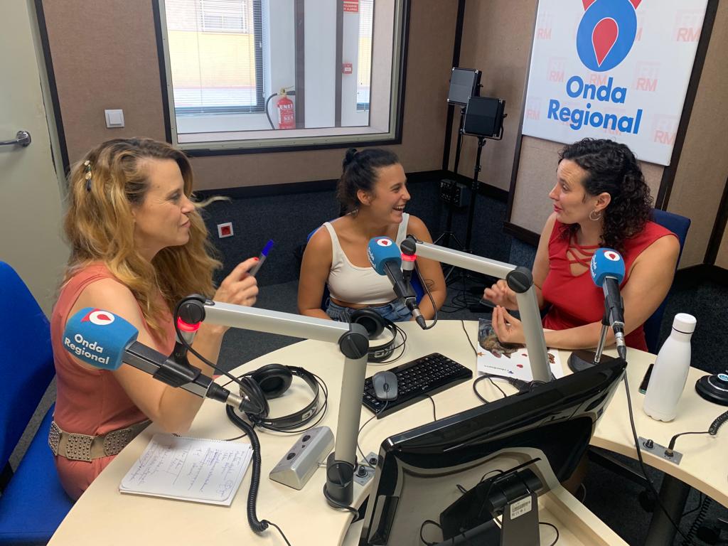 María y Marina con Lucía en uno de los estudios de Onda Regional.