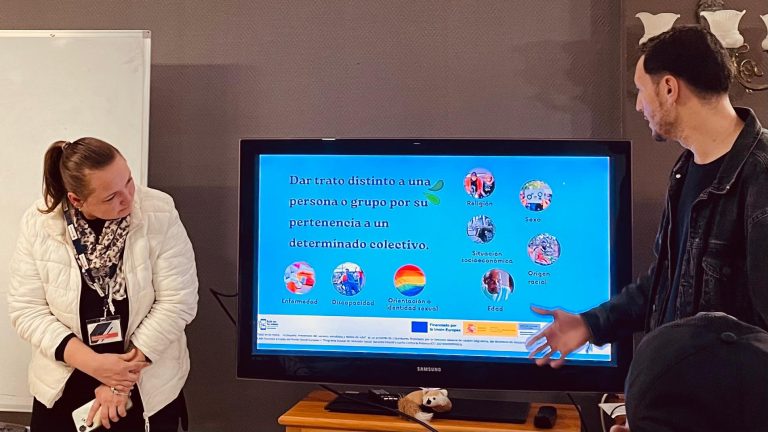 Columbares realiza un taller contra la discriminación en Guardamar para informar sobre delitos de odio y apoyo a víctimas